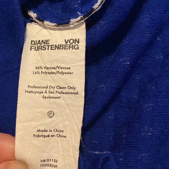 Diane Von Furstenberg Collared Knit Shirt with front top zipper. Size Medium - Picture 11 of 16